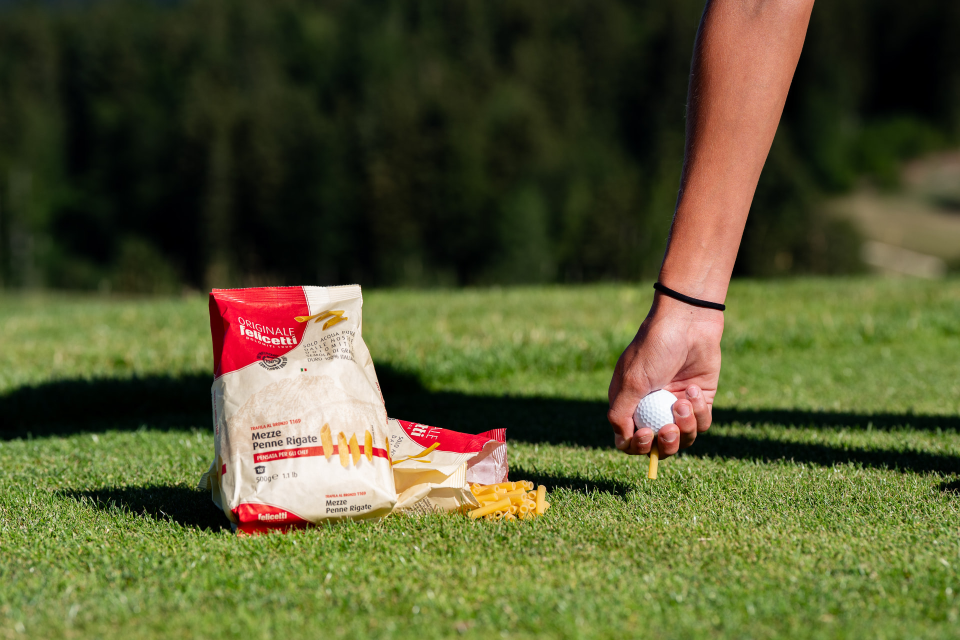 Pasta Felicetti e pallina da golf sul campo
