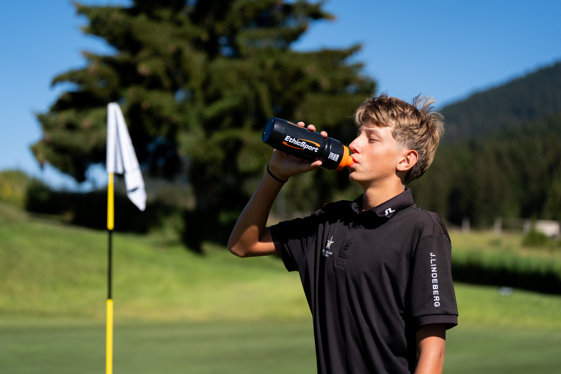 Atleta con borraccia EthicSport sul campo da golf