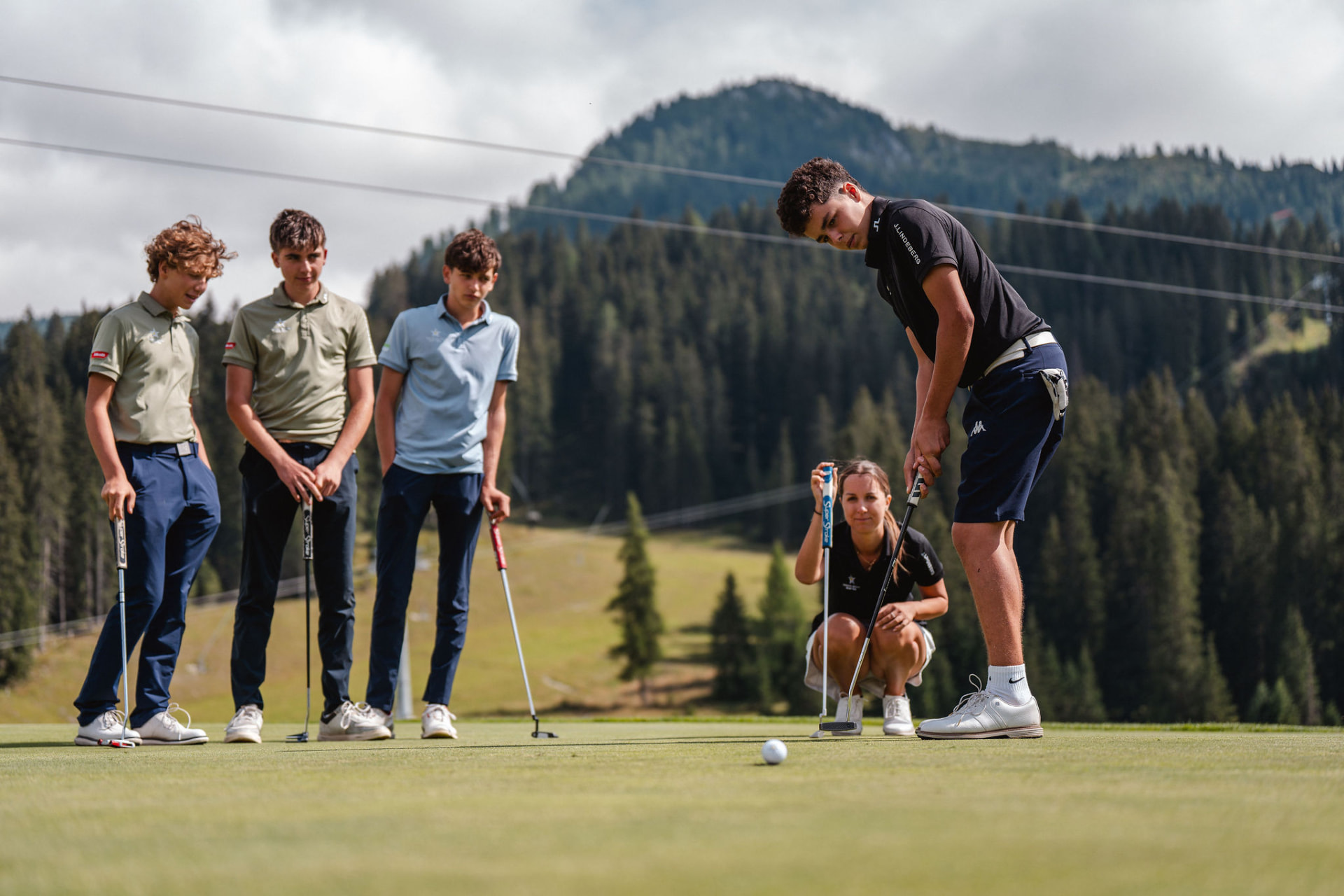 Sessione di putting con il coach e i giovani atleti